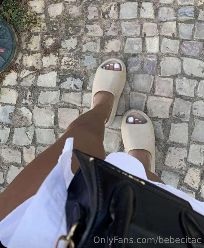 Is there any feet lovers in here? Hmu🥰