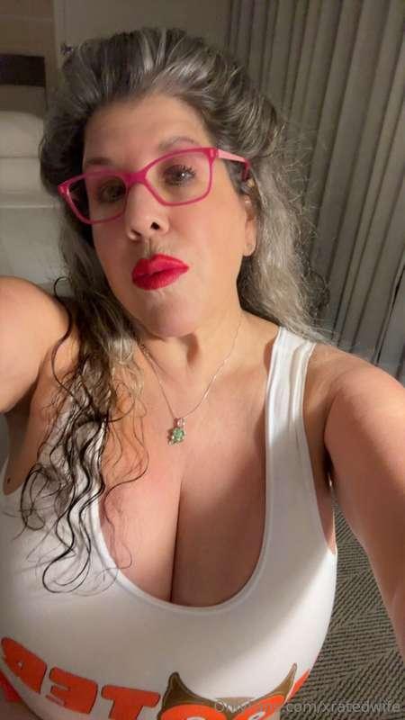 Did you order a HOOOOTER delivery?? Very hot Facial from you..