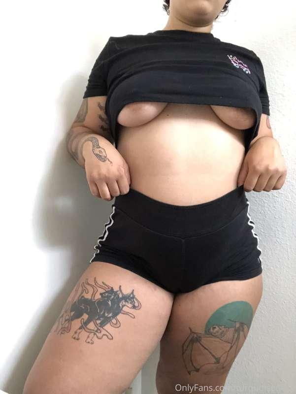 Sneaky peeks before a shower🖤
