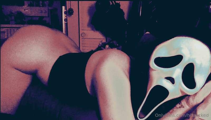 HELLOOOOOOOOOO
what's your favorite scary movie?!