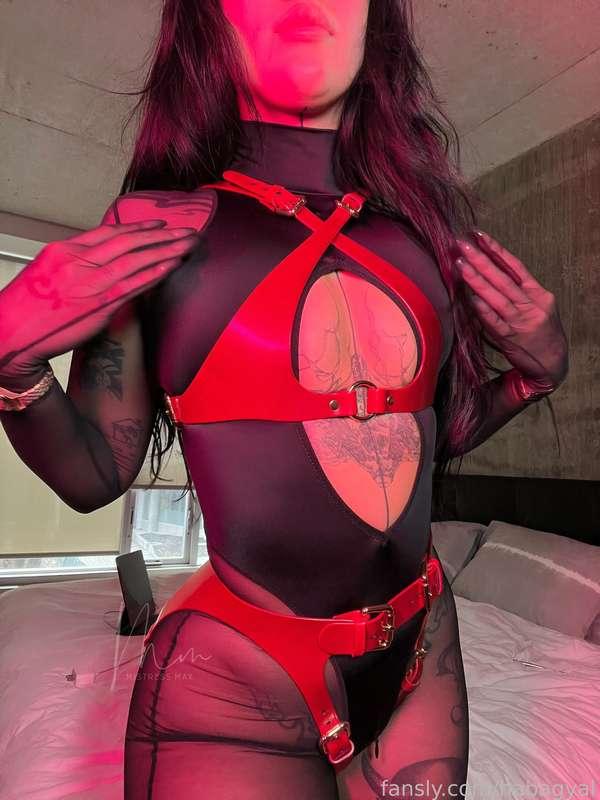 Simp for these curves 

#strapongoddess #pegging #strapon #femdom #findom #nylon #footfetish #asianbrat #soles #toes #feet #sissification #feminization #bifantasy #sluttraining #cuckold