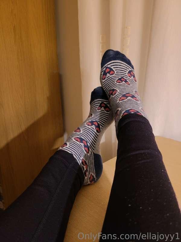 Hello, foot addicts. 

Bow to this photo of My elite socked ..