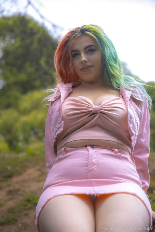 I know you wanna see up my skirt 😉