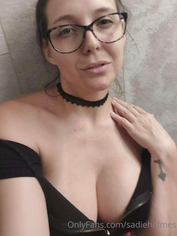 Crazy hair, sexy bathroom pics...I'm headed to shoot with th..