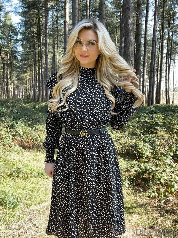 Morning lovelies. 

Swipe to life up my dress 😊

Do you guys..