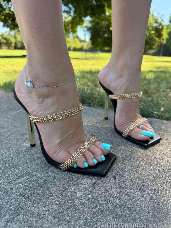 I like these mules with chains 😊
#Feet #foot #worshipping #heels #footfetish #footjob #shoejob #stockings #nylon #soles #toes #sandals #footlicking #wedges #pedi #manicure #longnails #nails #legs #highheels #mules #pedicure #shoes #feetfetish #legs #cumshot #cum #cumonfeet 