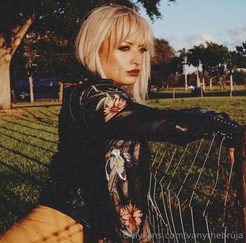Happy Thursday !! <3 Please make sure to check out my last v..