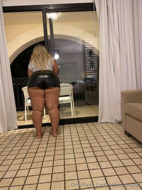 Juicy booty pics! Happy hump day!