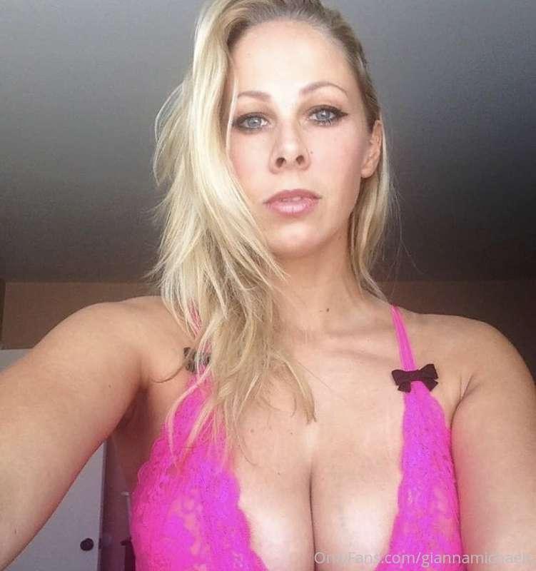 Happy Valentines Day you sexy muthafuckas!!!! Xoxo sending y..