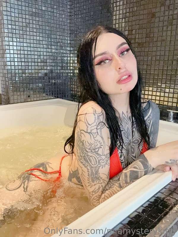 ## SInce is saturday lets play a game😈😈 spoil me and I'll pl..