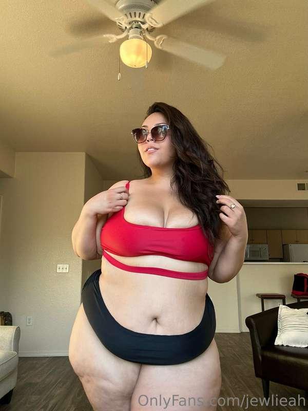 come to the pool with me?😘