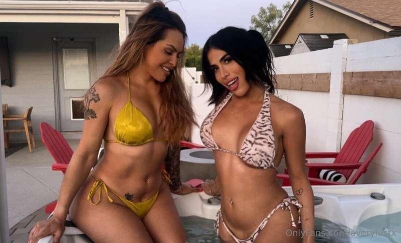 Hot girls, hotter squad goals 🔥