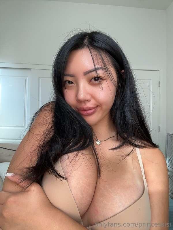 My bra would look better on your floor💗
