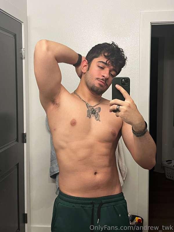 Mirror, mirror, who's been hitting the gym ? 🏋️‍♂️ 💥