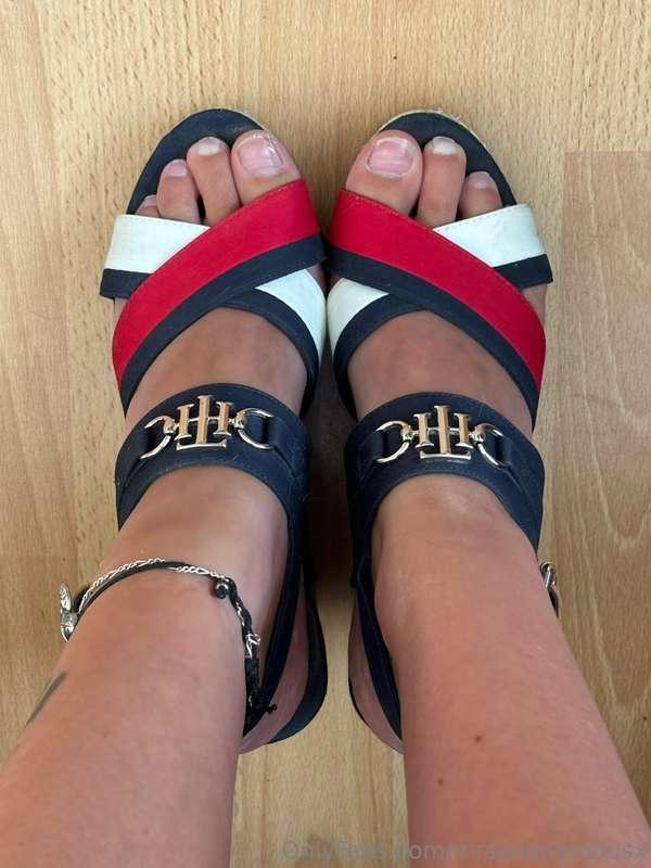 The way to a womans heart is through the shoes 🥰