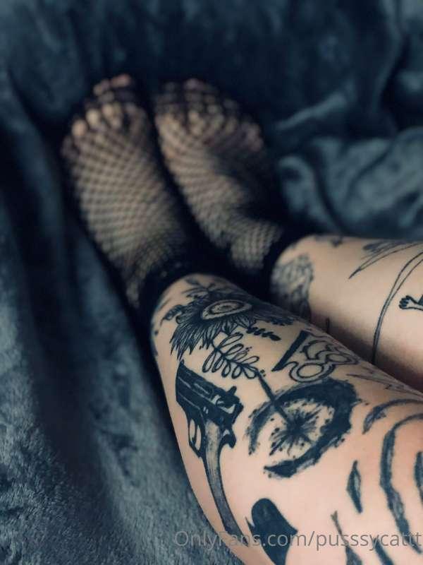 Feet pics anyone ? 🥰
