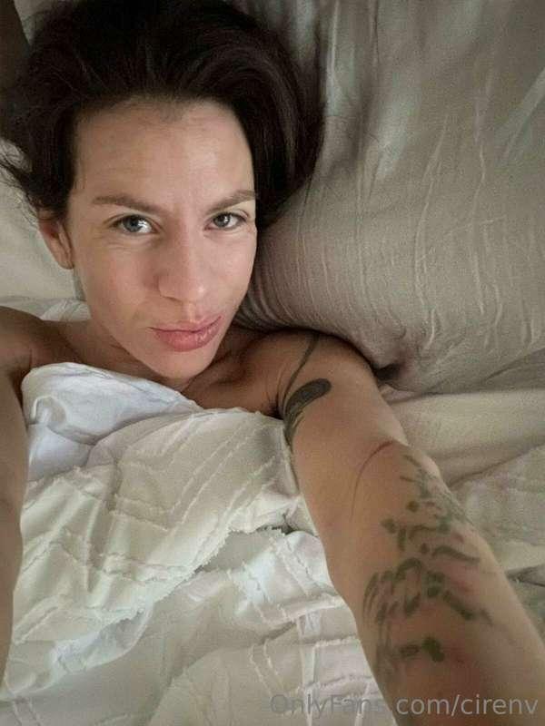 I’m naked under these covers…😸💦
Dm me and entertain me befor..
