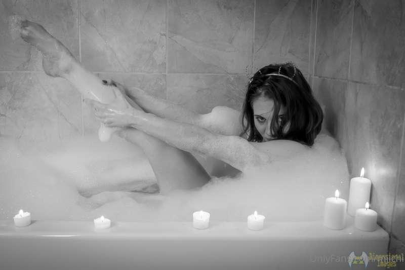Bath Time❤️ Getting those bubbles sucked so bad.  Had to put..