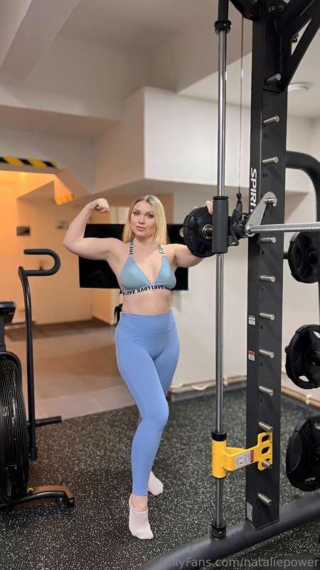 Ready to worship muscles & serve at my feet? Let's dive into..