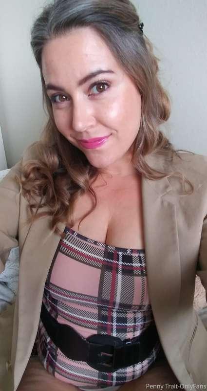 What if your boss looked like me? 🤔
Would you get on your kn..