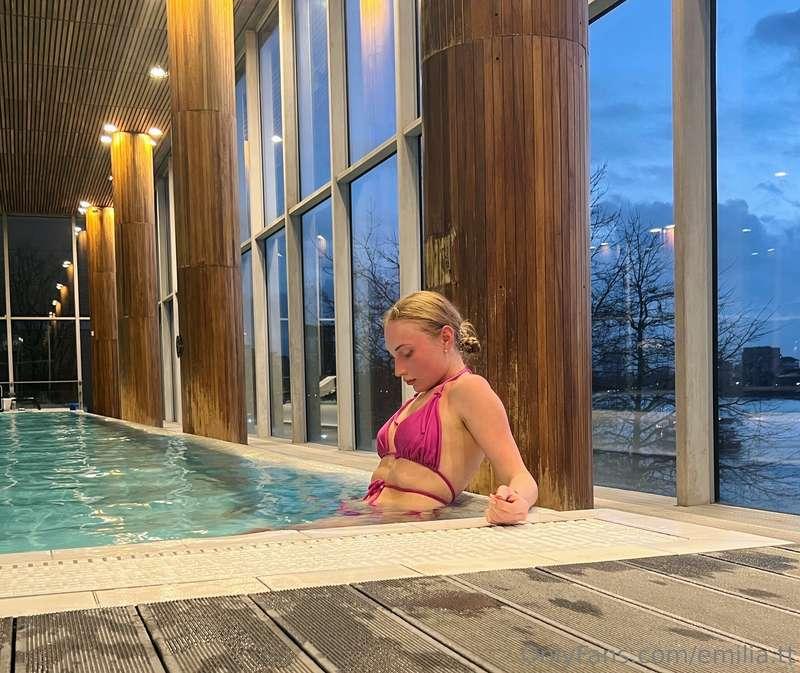 Swim together?😏