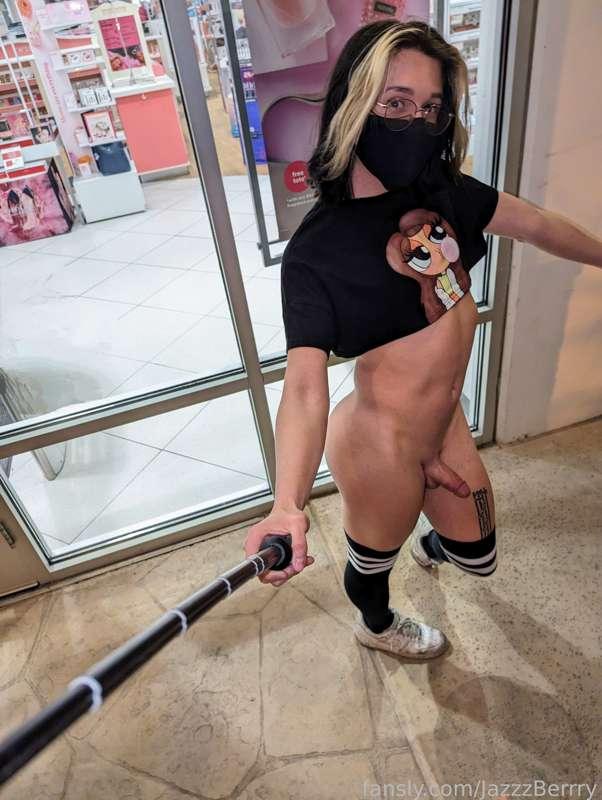 Hope the people inside don't see me ;)
#public #femboy #twink #sissy