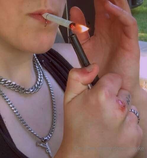 I’d love for someone to put their cig out on my ass🍑🚬💦😝