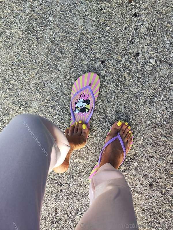 Cute flipflops and pretty yellow toes 😍💛