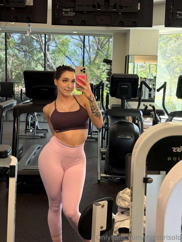 alone at the gym... wanna join me for a little "workout"? 😘