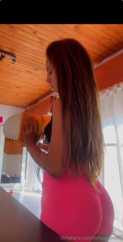 Who says flexing butt can only happen in the gym? 😏🔥