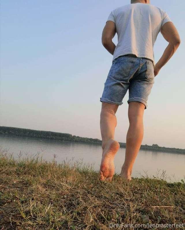 Come closer and lick my feet! :)