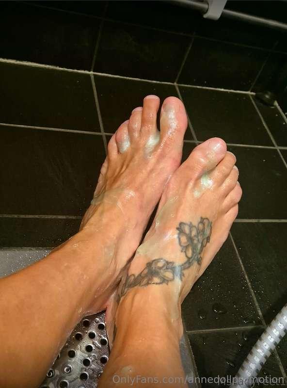 @msladyfeet1  Making sure they are so clean to be sucked up!..