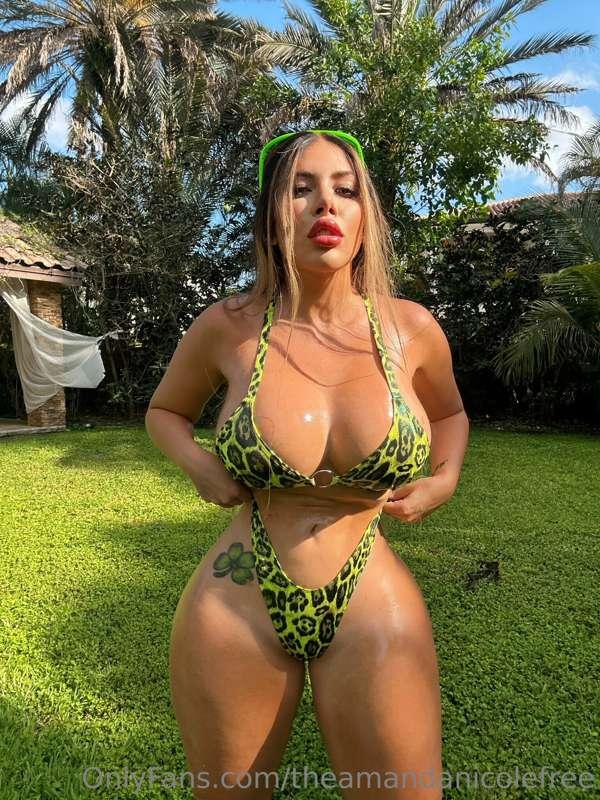 **DM** me a 😈 if you wanna see me naked 😘