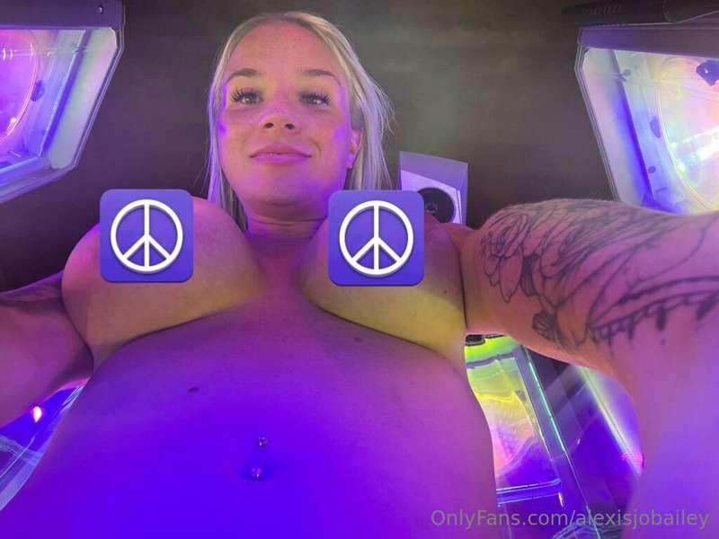 Playing with myself in the tanning bed is up on my snap 😋💕 t..