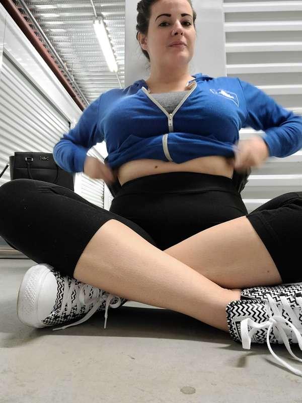 I had a blast yesterday playing exhibitionist on my paid pag..