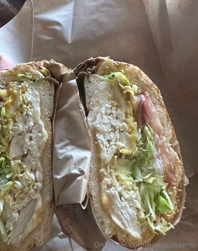 No way I can eat all this sandwich to myself omg 😭😭😭