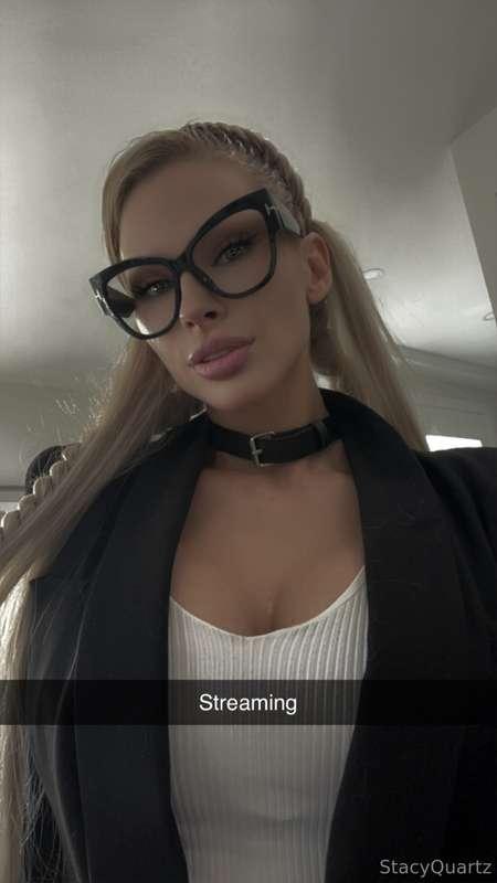 LIVESTREAMING! https://onlyfans.com/missquartz/live