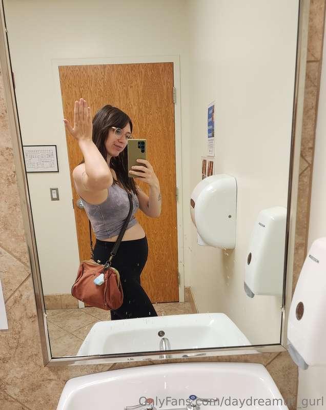 First doctors office pregnant selfie ever? Lmao hi everyone ..