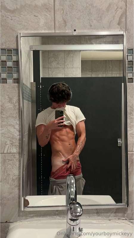 Doing a live stream TMRW ON MY VIP COME JOIN SND HAVE SOME C..