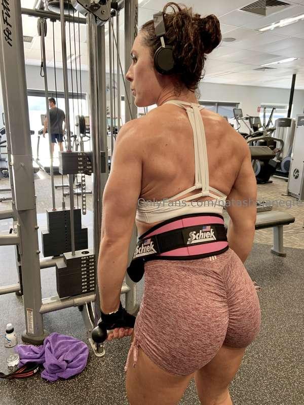 Flashback to bodybuilding in the gym 🏋️‍♀️ before my first p..