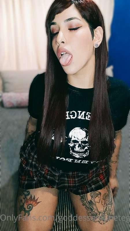today is friday night it's night to get naughty together 😈🖤