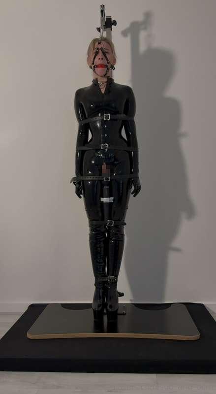 Im Latex Catsuit, Korsett und Highheels fixiert musste die S..