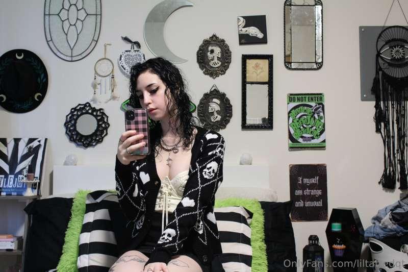 Hope you’re having a good day 🖤