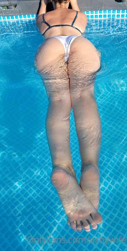 Went skinny dipping in my pool 😎 Unlock to join me😈