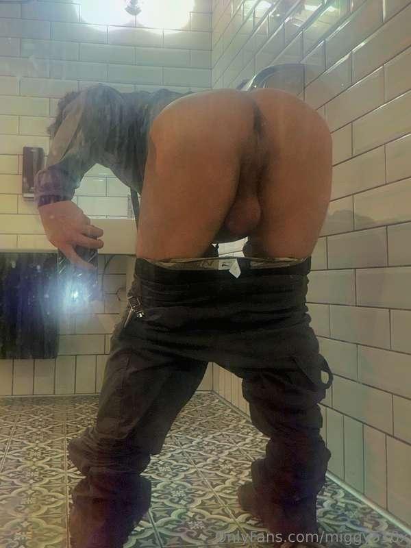 damn this restaurant needs to clean their mirrors