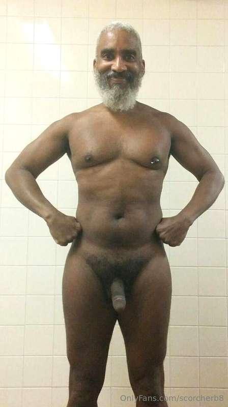 Sweet Saturday!#beard #musculardaddy #gay #feet #gaycruising..