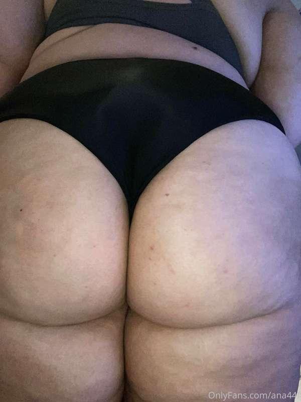 Grind on me and pull my underwear down and smell my pussy 😘