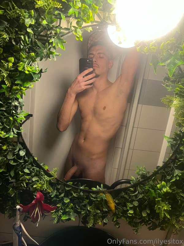 Like et je te laisse la nettoyer sous la douche