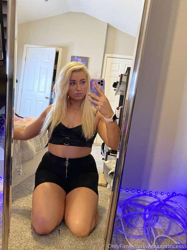 What is your favorite color to see me in?😍

Make sure renew ..