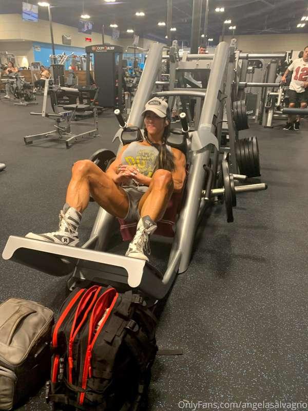 I know I dont put enough of these on here.😊  #Gymtime #Legda..